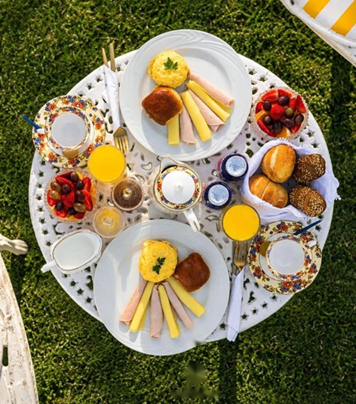Café da manhã servido sobre mesa ao ar livre no jardim da CASAIVAN