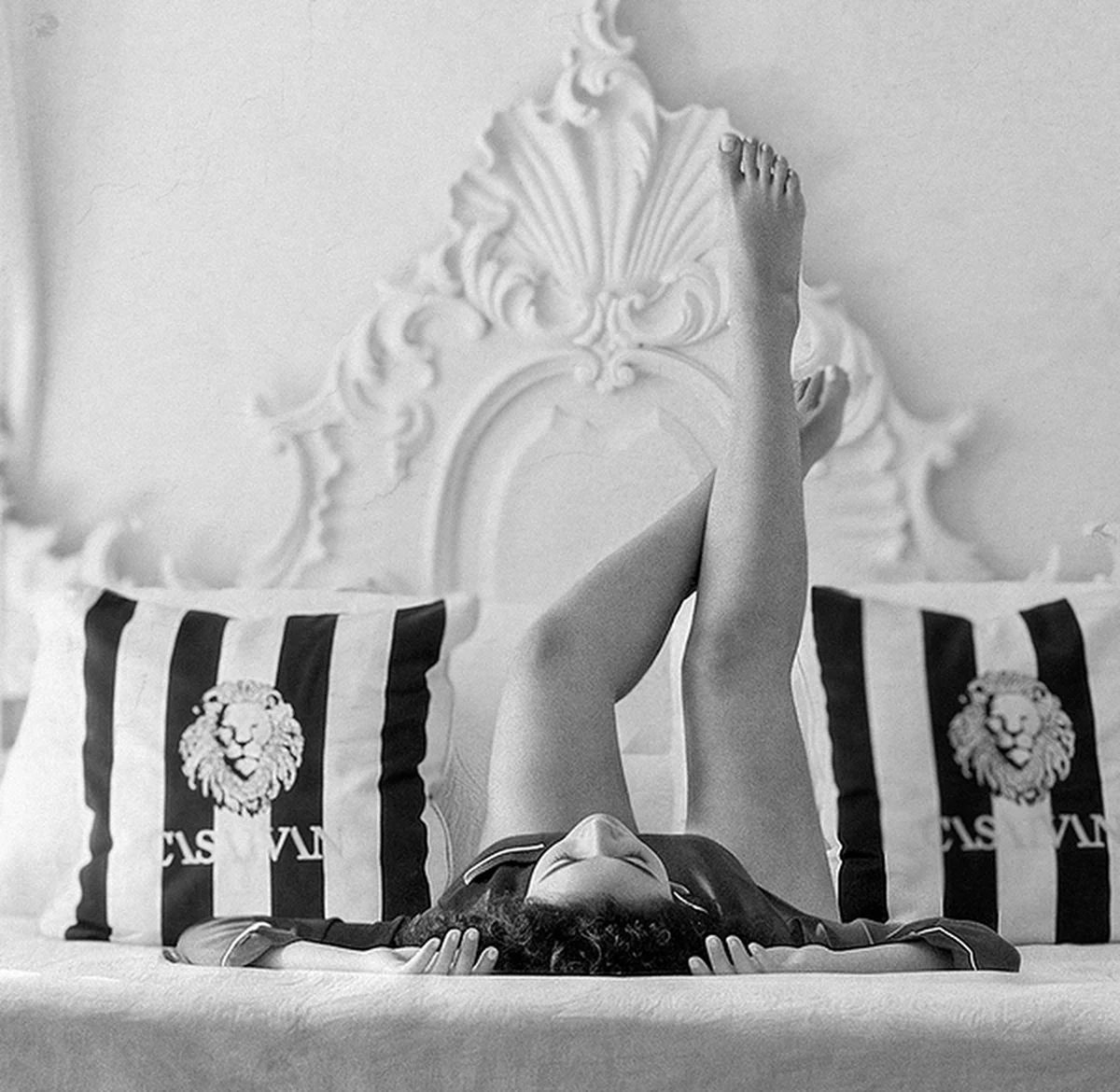 Ensaio fotográfico em preto e branco na cama da CASAIVAN