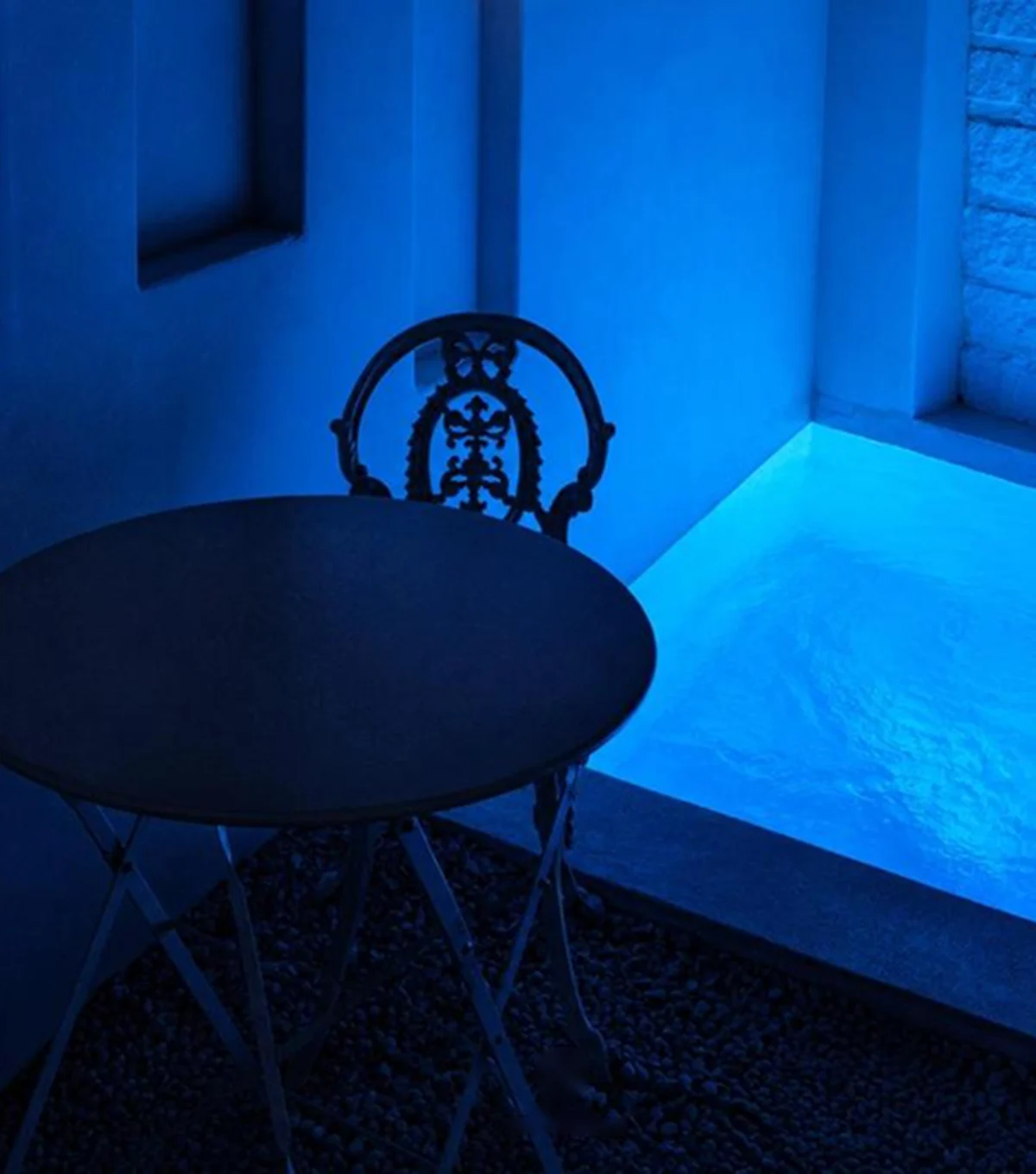 Mesa e piscina iluminadas em azul na CASAIVAN