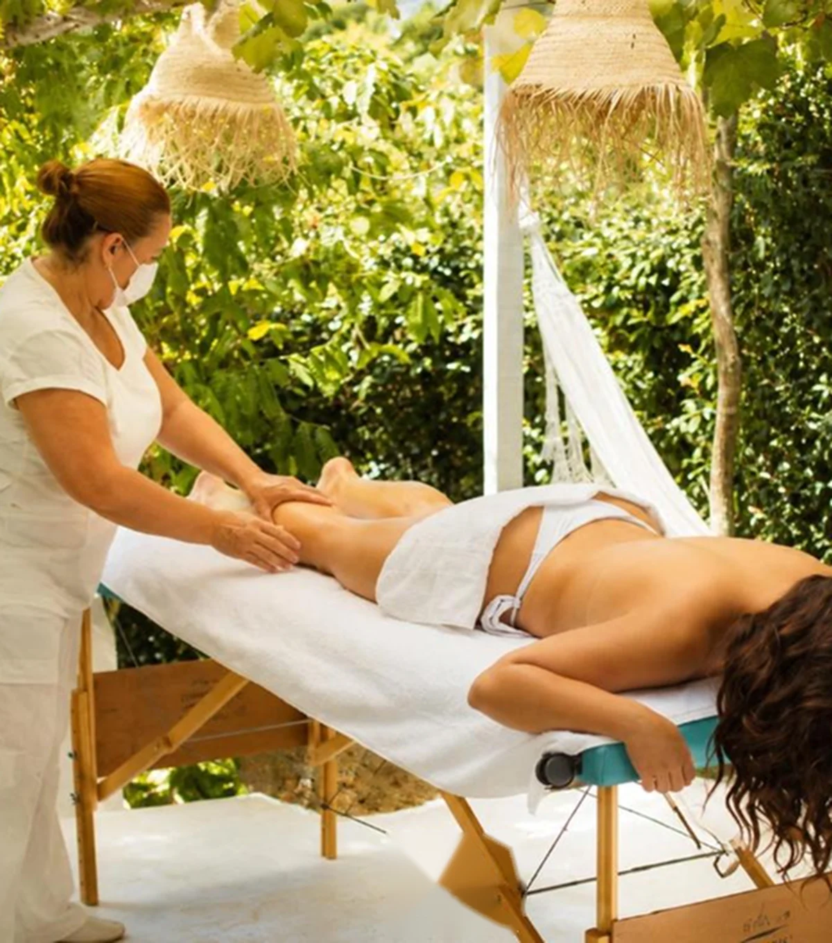 Massagem relaxante ao ar livre no spa da casa